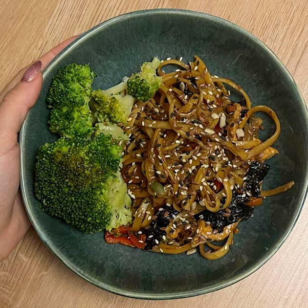 Удон с курицей и брокколи на ужин