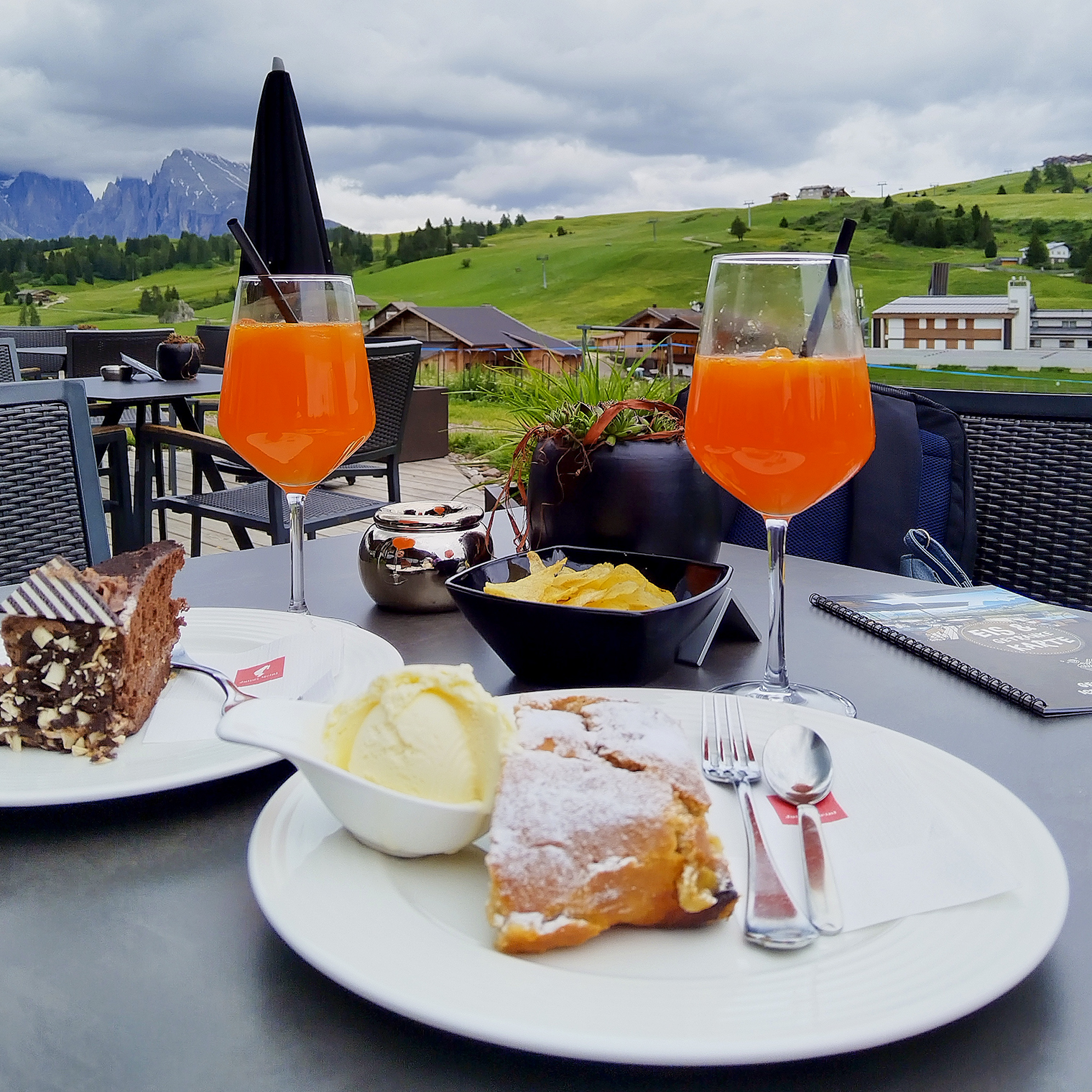 Летняя веранда кафе Nordic Bar & Restaurant в долине Альпе-ди-Сьюзи