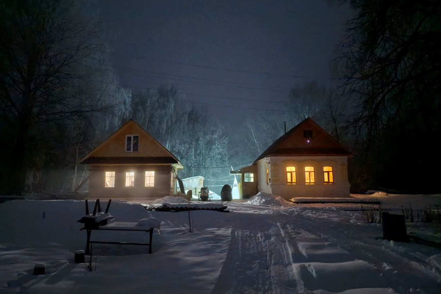 Слева дом из бруса — новая мастерская, а справа дом прадеда