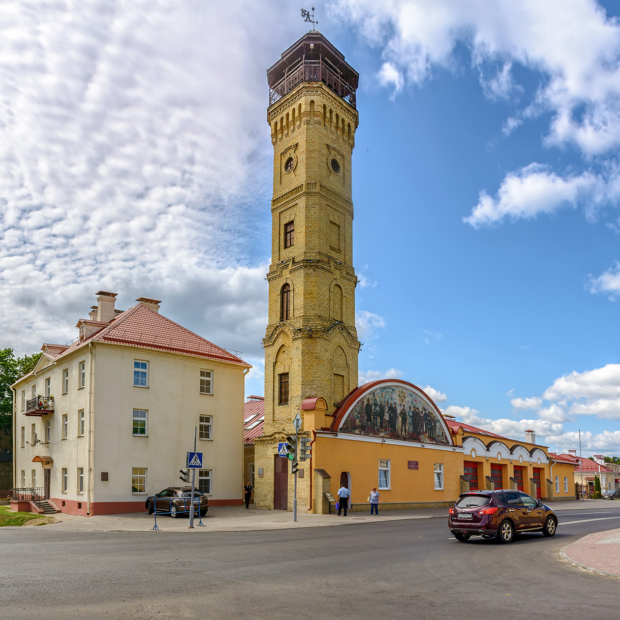 На фасаде здания расположено панно с пожарными различных эпох. Среди них есть и девушка. Если присмотреться, в ней можно узнать Мону Лизу. © Zoya Avenirovna / Shutterstock / FOTODOM