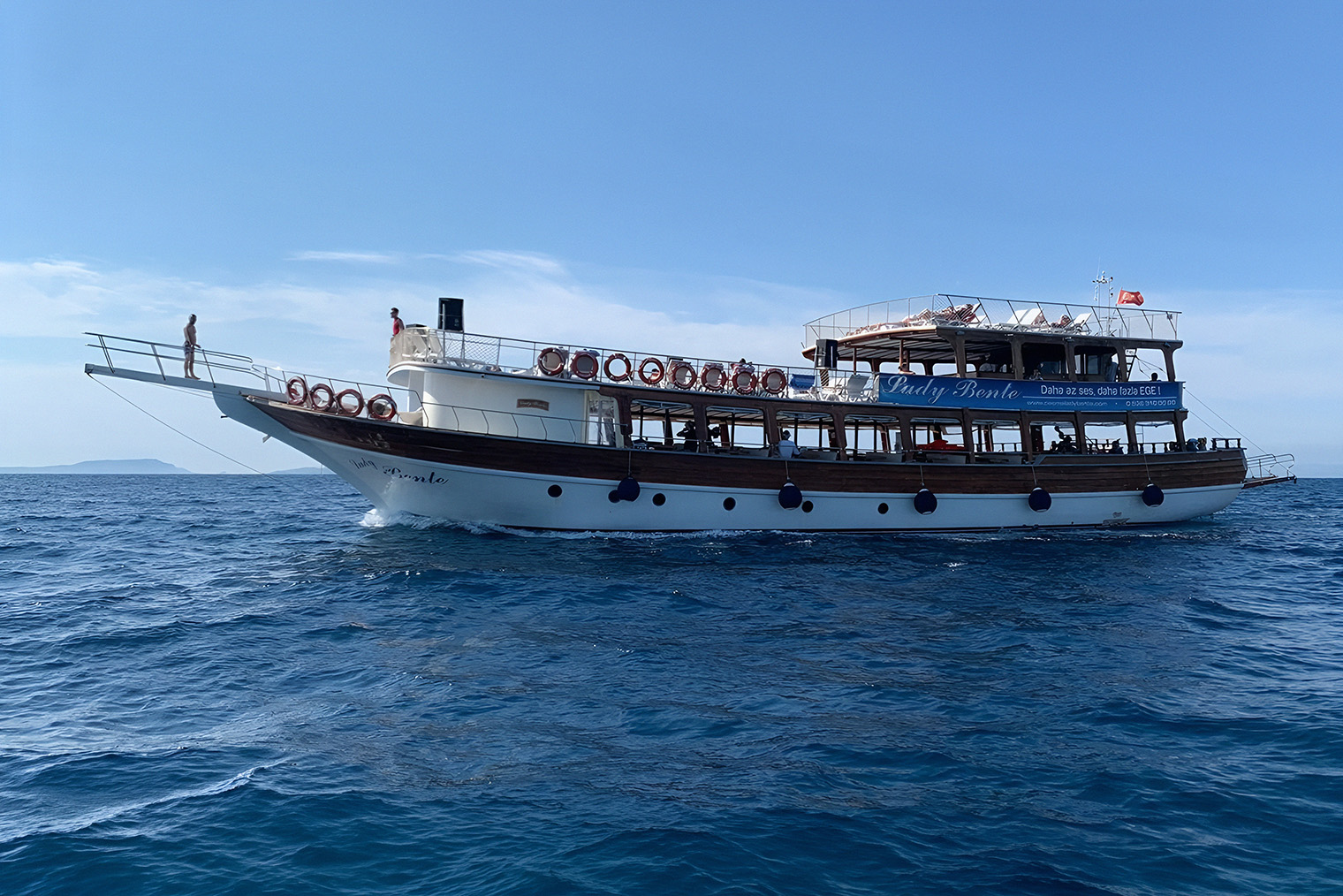 Водные прогулки с купанием в бухтах проходят на катерах с несколькими палубами. Например, судно на фото принимает на борт максимум 80 туристов. © cesmeladybente.com