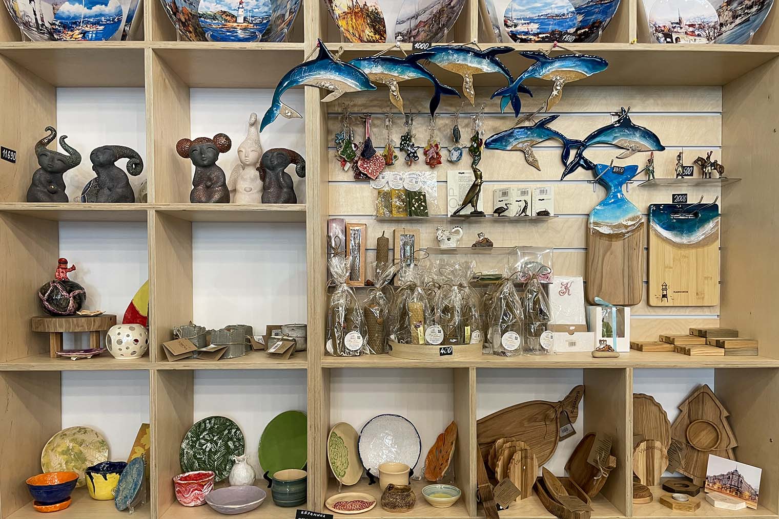 Симпатичные сувениры продают в магазине при Музее истории Дальнего Востока. В него ведет отдельная дверь с улицы, необязательно покупать билет в музей. © Мария Кузнецова