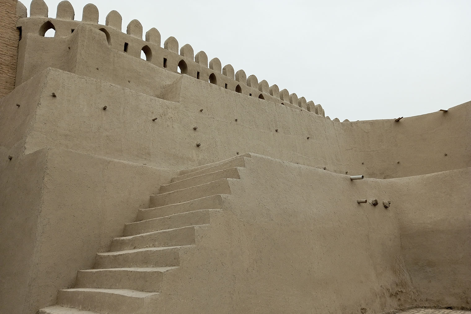 Восстановленный фрагмент крепостной стены Шейбанидов