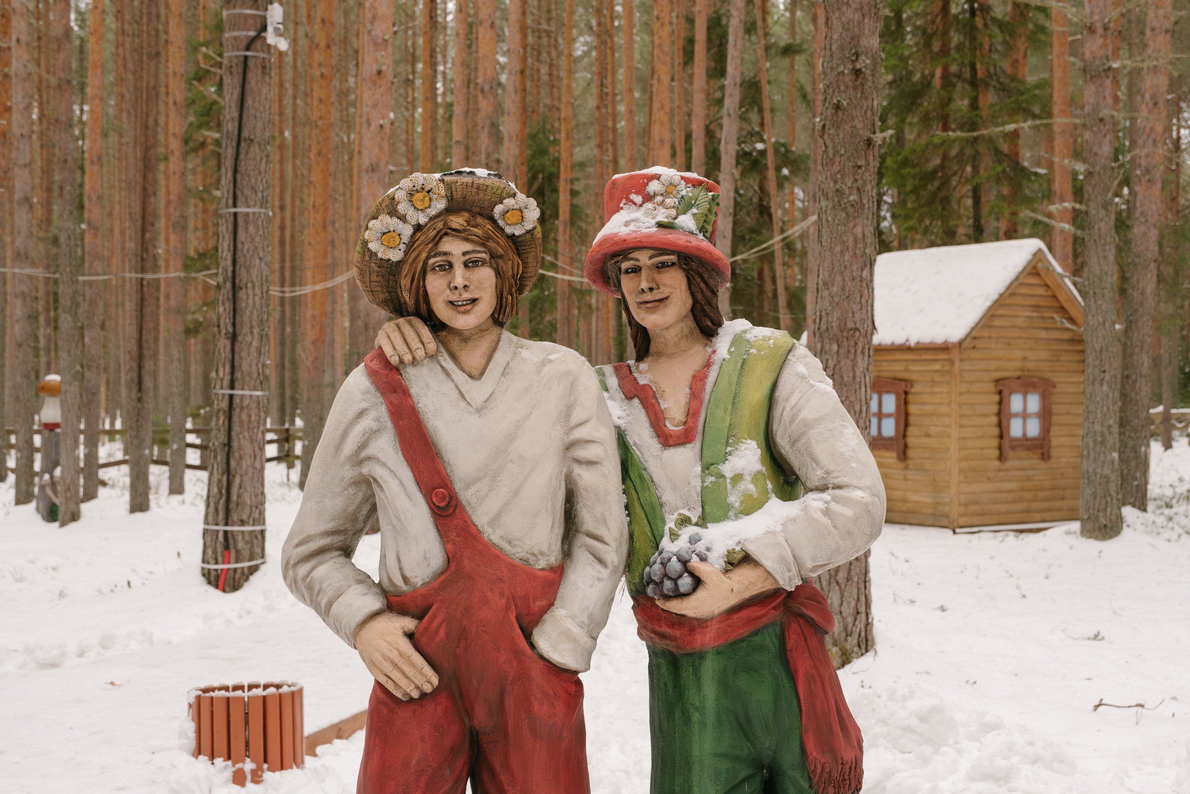 Само собой, под пристальным взглядом братьев-месяцев