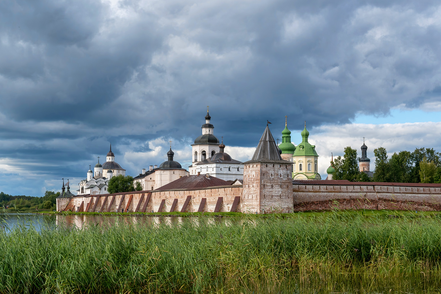 Кирилло-Белозерский монастырь. Фотография: Kirill Skorobogatko / Shutterstock / FOTODOM