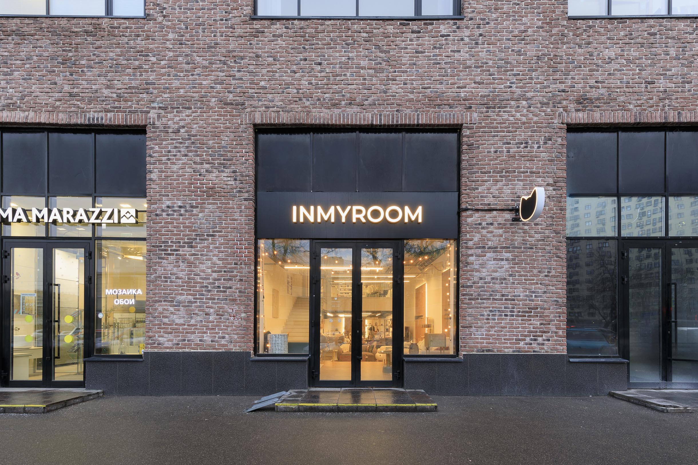 Входная группа шоурума Inmyroom в торговом центре «Румер», вход расположен со стороны улицы