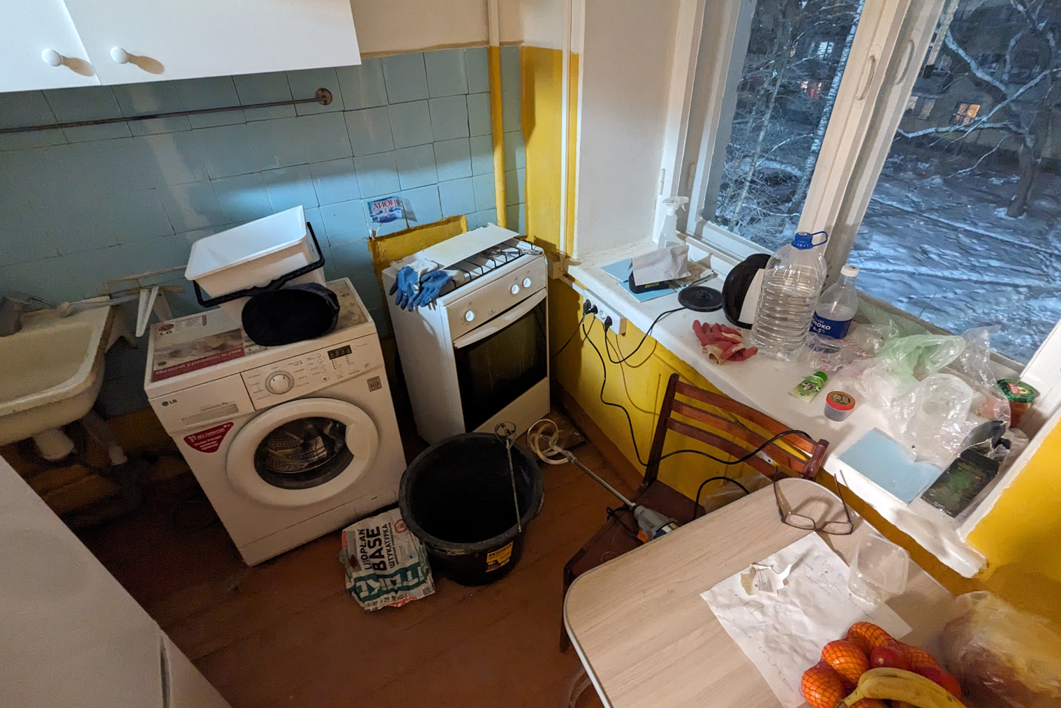 Так выглядела кухня до ремонта. Не хватает только рабочей поверхности над стиральной машиной. Ее вывезли вместе с мусором