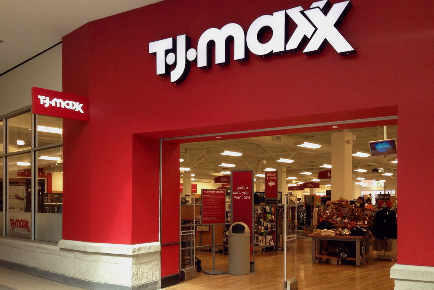 T. J. Maxx — популярный дисконт-магазин. Это часть компании TJX, в которую входят другие популярные дисконты — Marshalls, Home Goods и Sierra