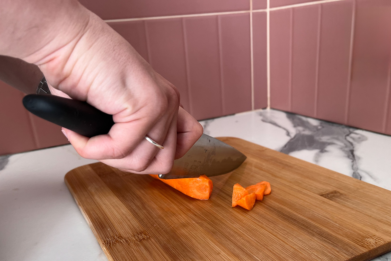 Сначала нарезал целую тонкую морковь