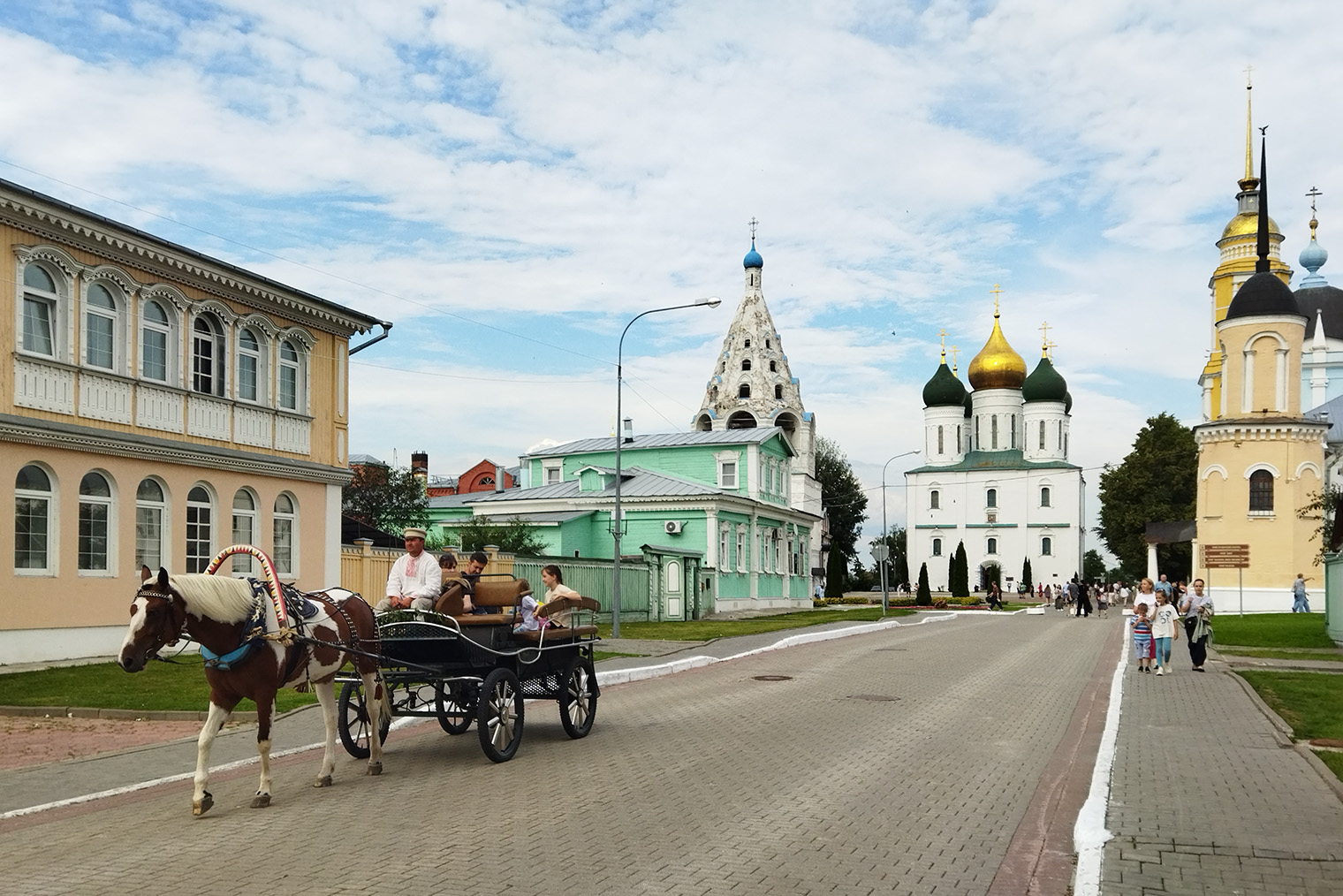 По улицам Лажечникова и Лазарева катают на лошадях. На заднем плане — Успенский собор с шатровой колокольней