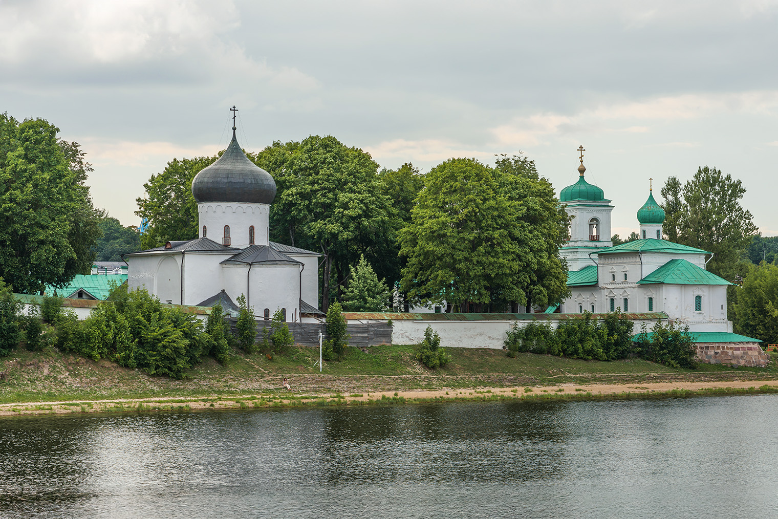 Мирожский монастырь. Фотография: A.Savin / Wikipedia