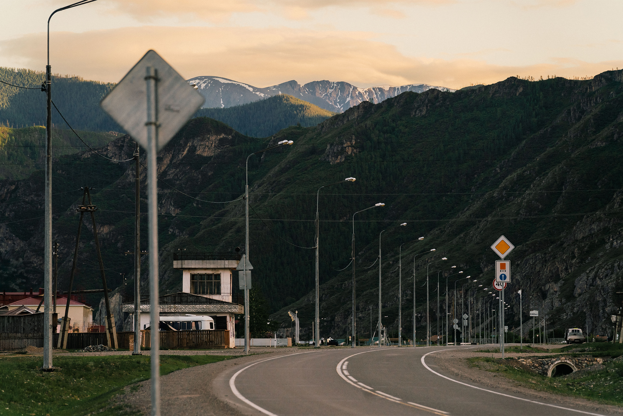 Часто делали так: в Бийске грузили фуру лесом, а в Горно-Алтайске наши друзья и родственники докупали утеплитель, фанеру или мелочевку, загружали туда же — и машина ехала на участок