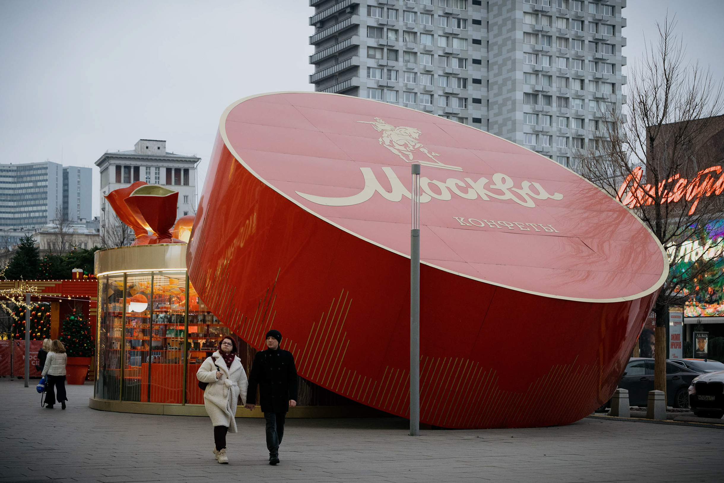 Павильон выглядит как коробка конфет «Москва», увеличенная в сотни раз