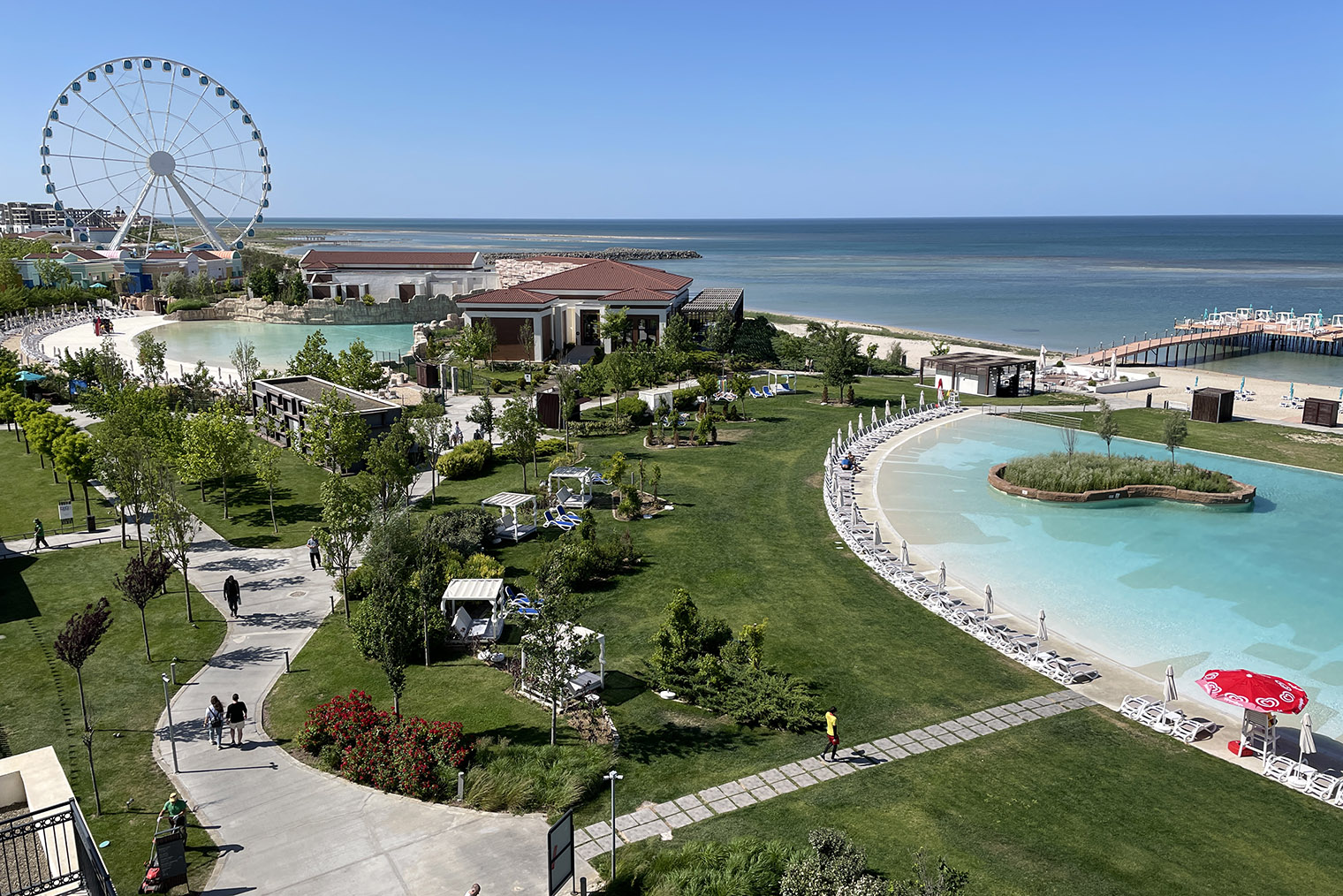 В Rixos есть песчаный пляж с зонтиками и шезлонгами и два больших бассейна с морской водой