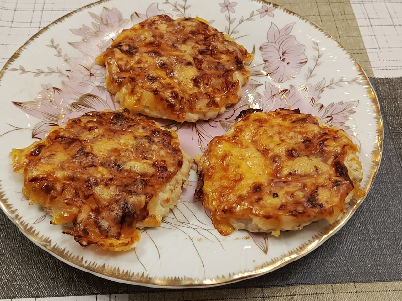 Мой рецепт: куриные котлеты с ананасами под сырной шапочкой в духовке