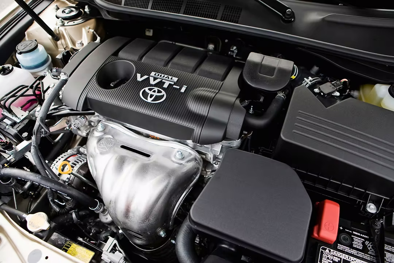 Двигатель 2AR⁠-⁠FE стал следующей ступенью развития моторов серии AZ и получил ряд улучшений. Источник: media.toyota.ca