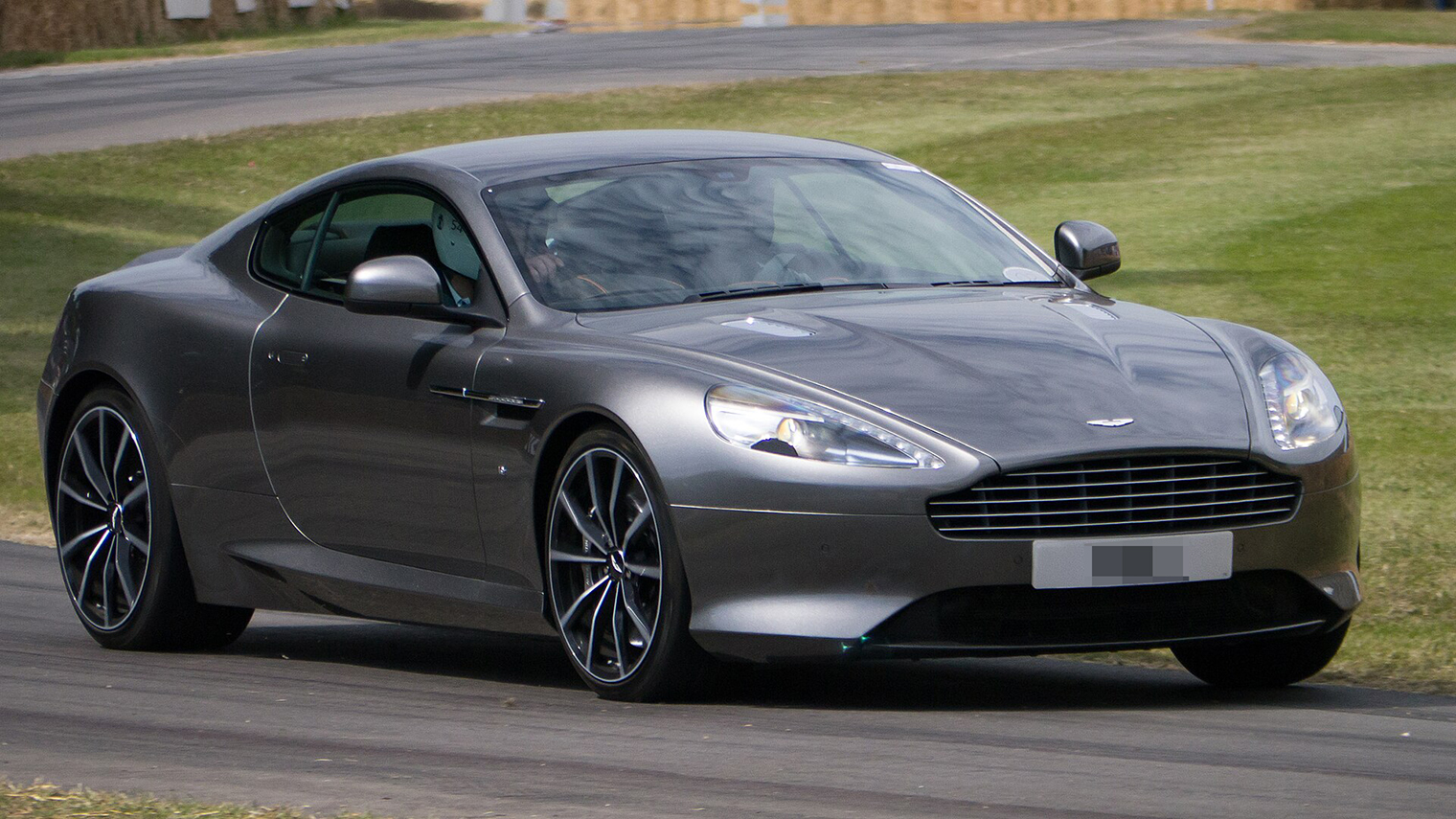 Aston Martin DB9 GT — хороший пример гран-туризмо. Это быстрая спортивная машина, на которой можно с комфортом преодолеть несколько сотен километров за день. © Tm / Wikimedia Commons