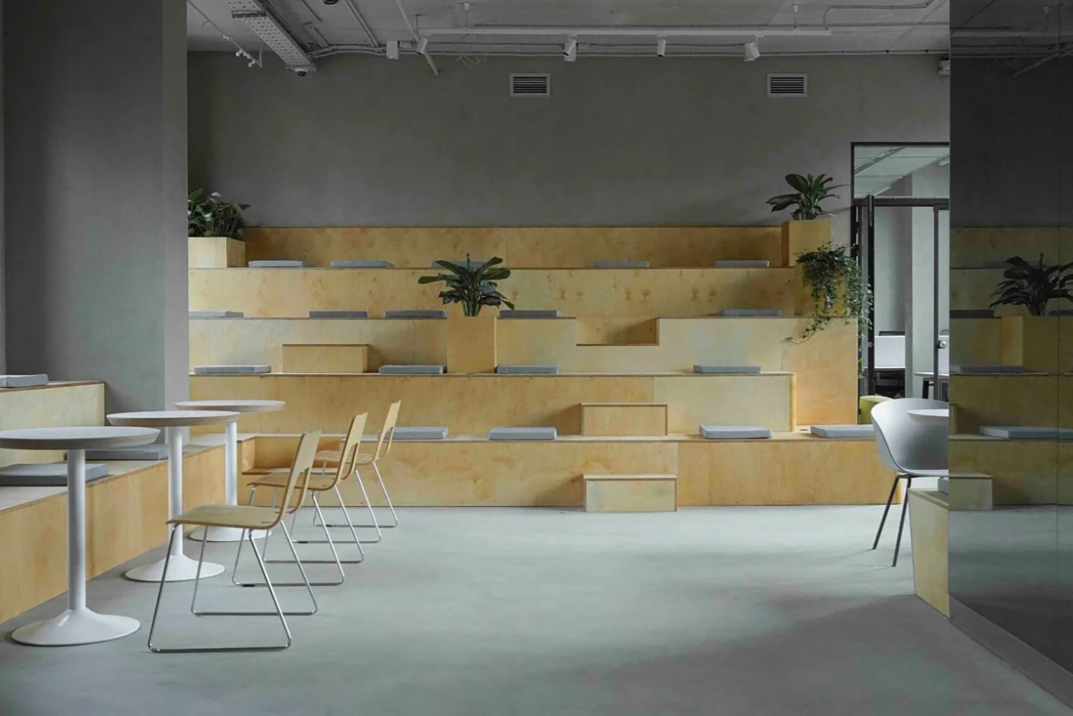 Для аренды доступно помещение-амфитеатр, которое подойдет для лекций. Источник: parta-works.ru