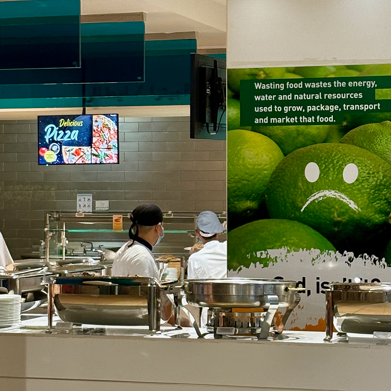 Лицемерный плакат. Он стал меня особенно раздражать после того, как в столовой перестали продавать половинки порций