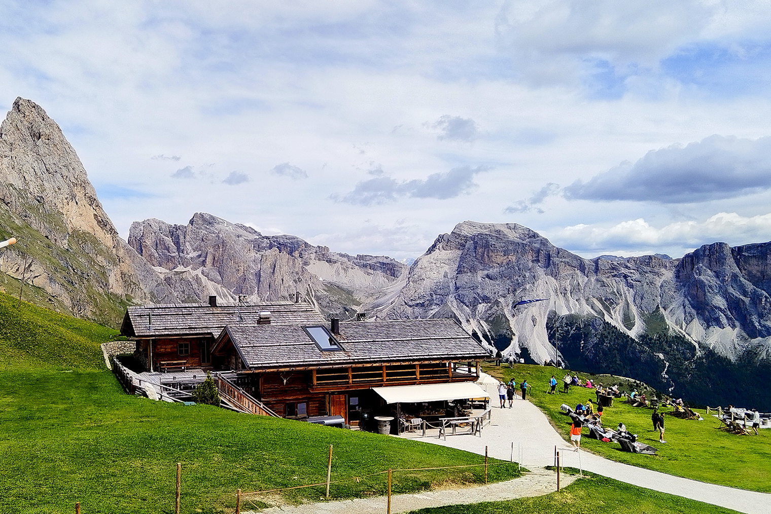 Уютный семейный ресторан Baita Sofie Hutte в районе Сечеды