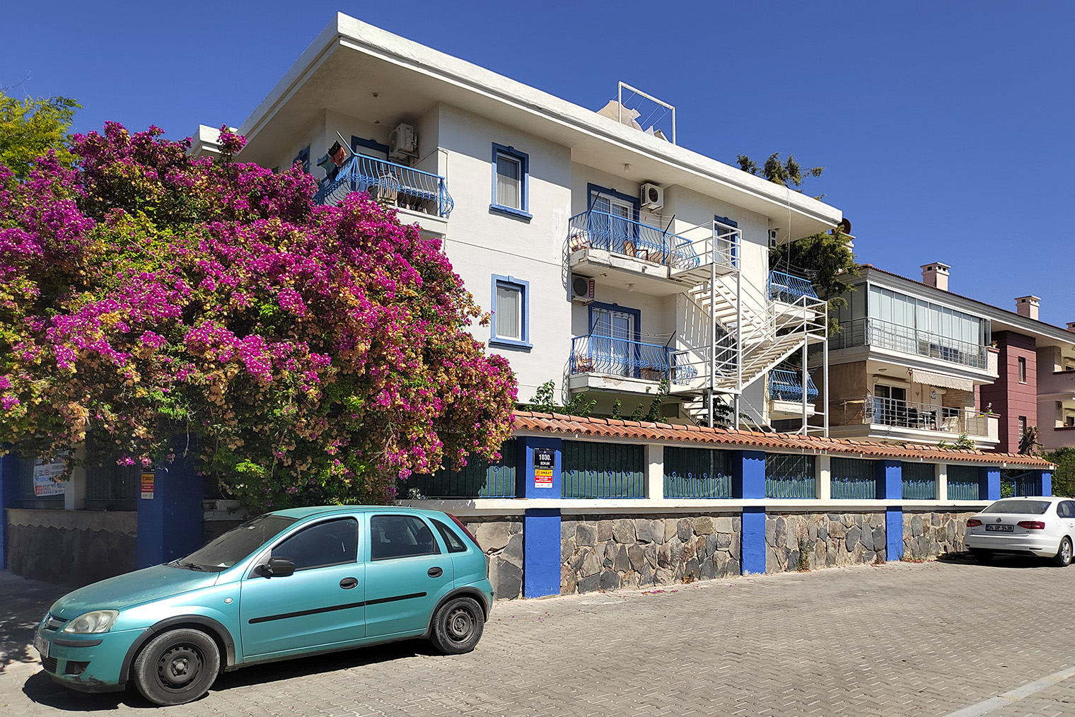 Наш номер в Marigold был чистым, завтрак — обильным, а персонал — вежливым