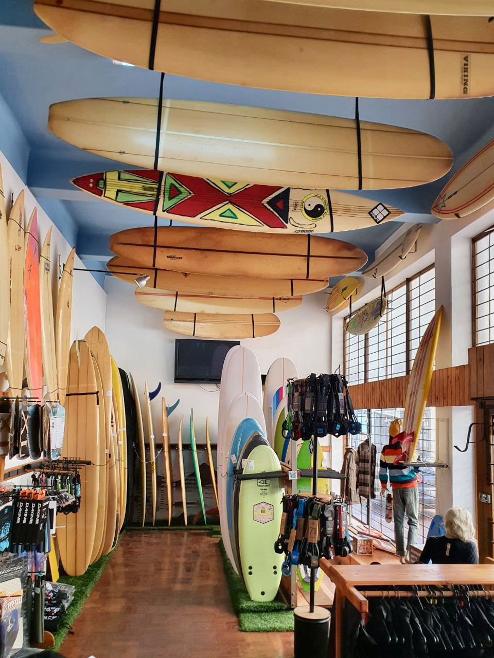 В The Corner Surf Shop можно посмотреть, какие бывают доски, и узнать о различиях между ними. Здесь приветливые и дружелюбные продавцы — к ним можно обращаться по любым вопросам