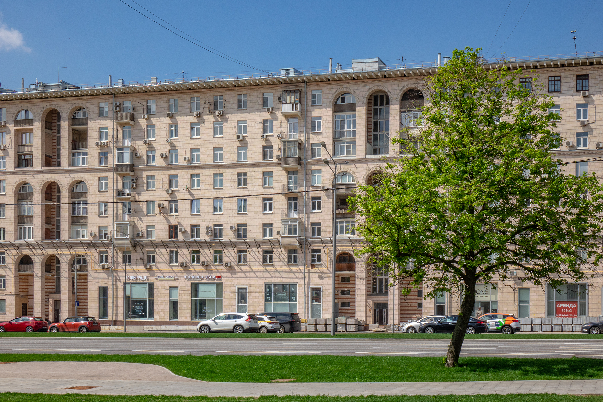 В домах постройки 50-х годов первые этажи повсеместно занимают коммерческие предприятия, или, как было принято говорить, «объекты соцкультбыта», так что проблем с помещениями под торговые точки у нас нет
