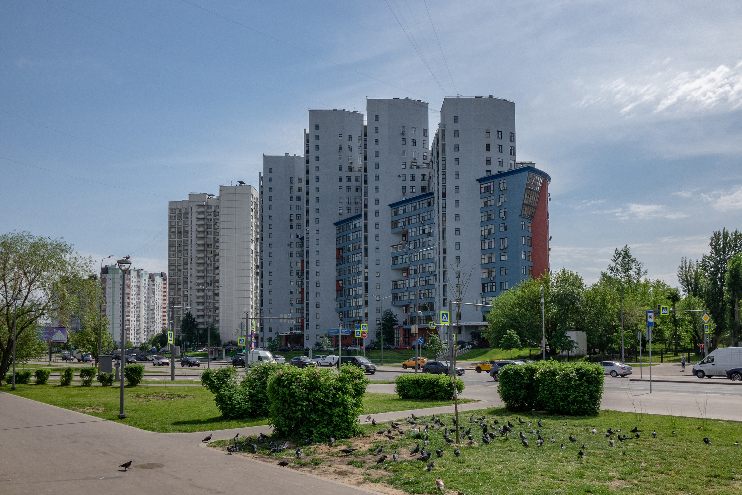 Другие названия дома-корабля — «энцефалограмма», «Байконур», «четыре пальца» и даже «улетающая куча». Последнее, вероятно, связано с домом-кучей в Нижнем Новгороде, который получил такое прозвище из-за специфичного фасада. © modest