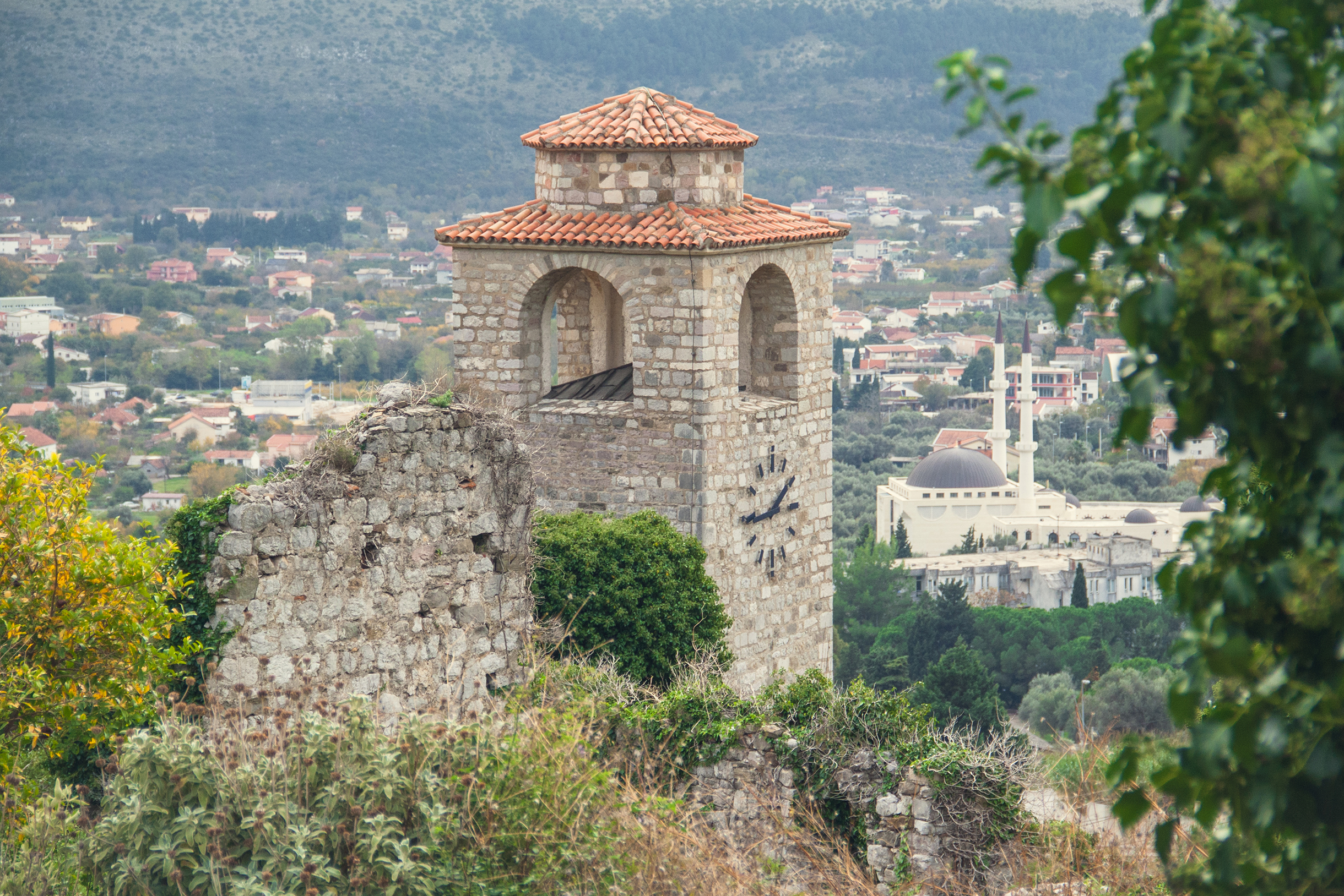 Было пасмурно, но гулять приятно. Дедушка — смотритель церкви угощал всех посетителей вкуснейшими мандаринами