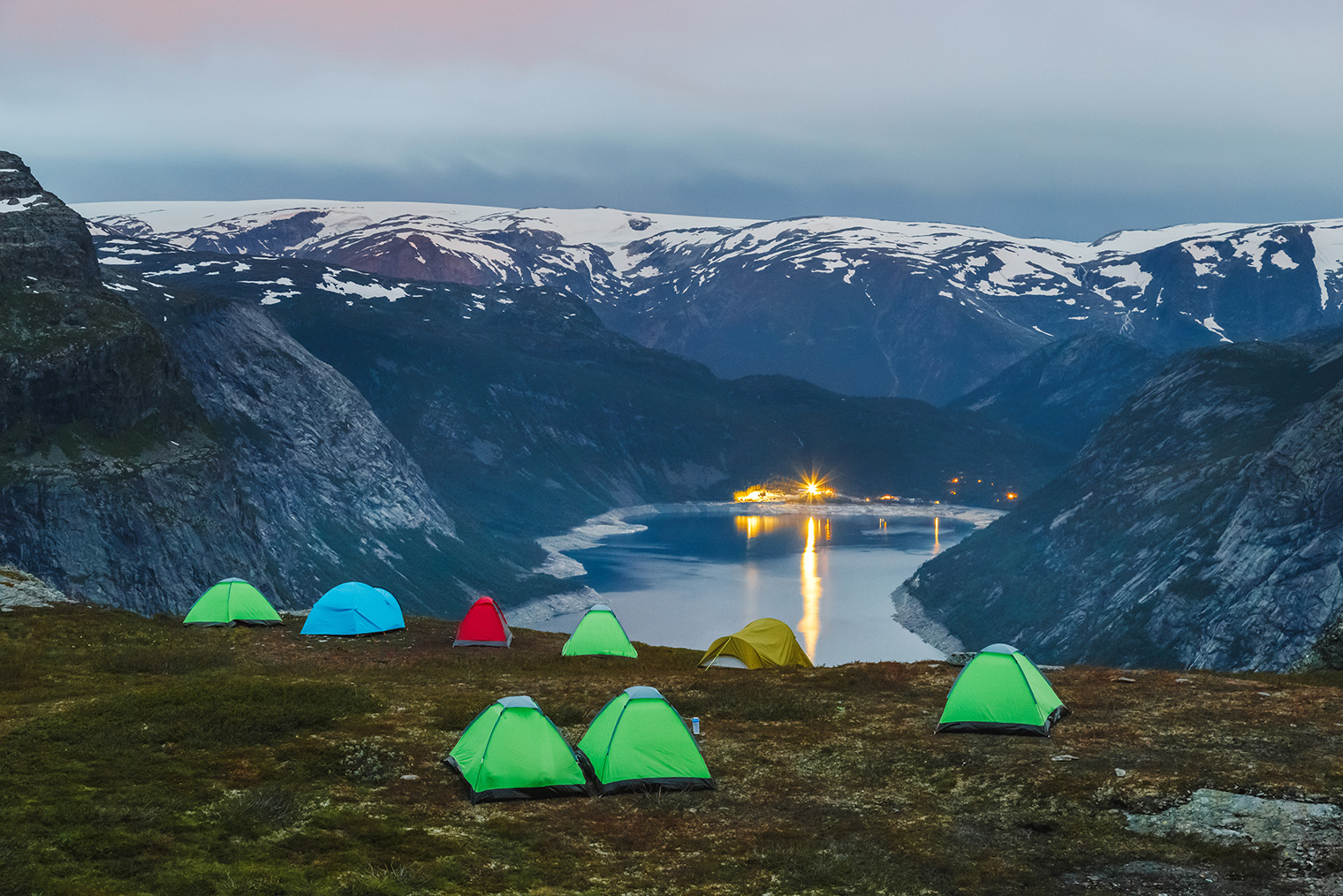 В Норвегии можно ставить палатки в 150 метрах от частной территории и, главное, бесплатно. Фотография: Ihor_Tailwind / iStock