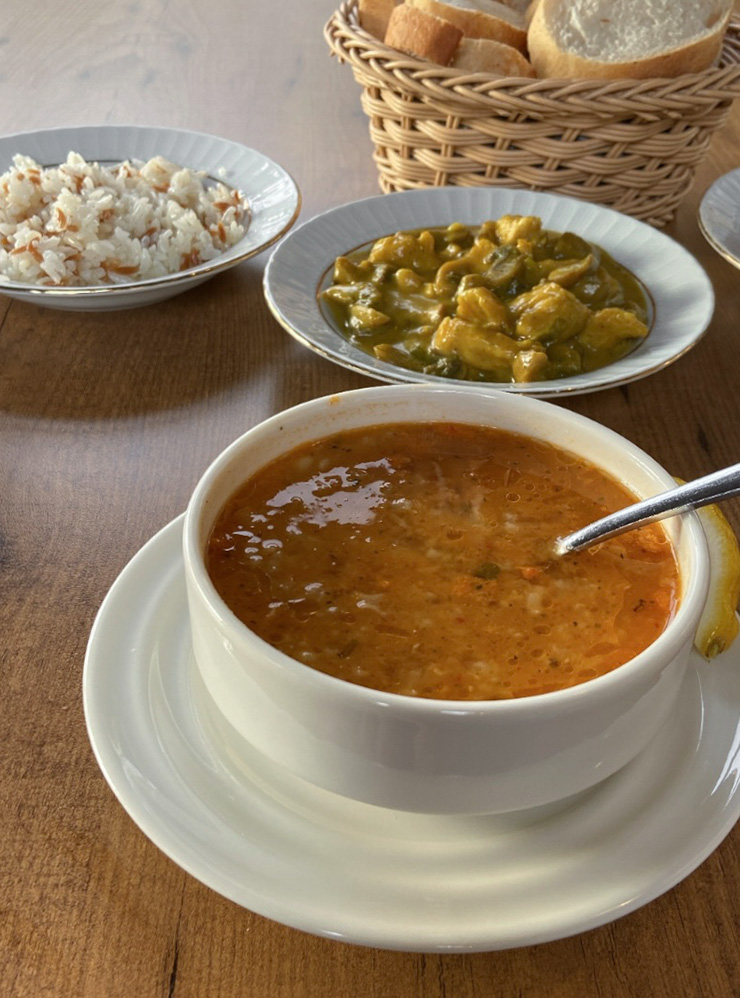 Так выглядит обед в столовой: суп из булгура и красной чечевицы, местный плов и тушеная курица с соусом