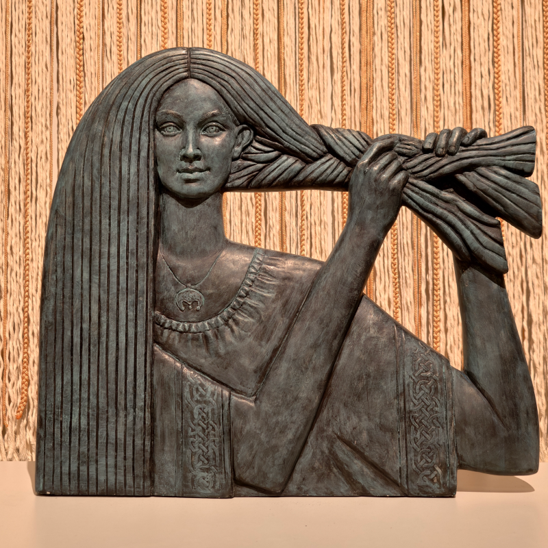 Женщина с косами