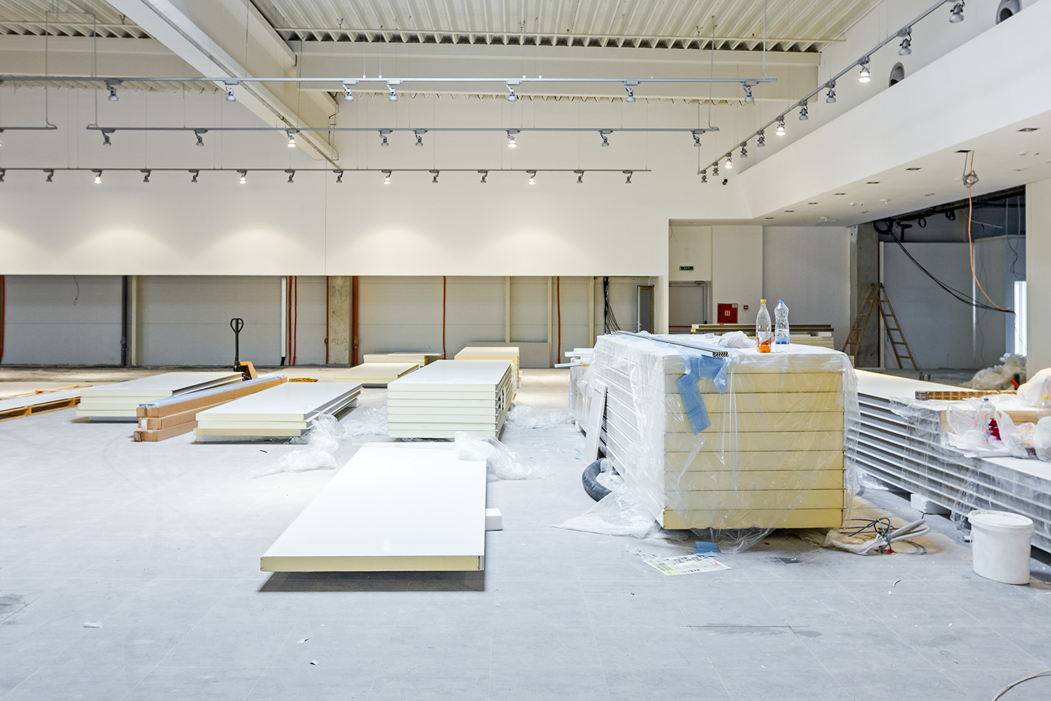 Возведение перегородок с использованием сэндвич-панелей. Фотография: Roman023_photography / Shutterstock / FOTODOM