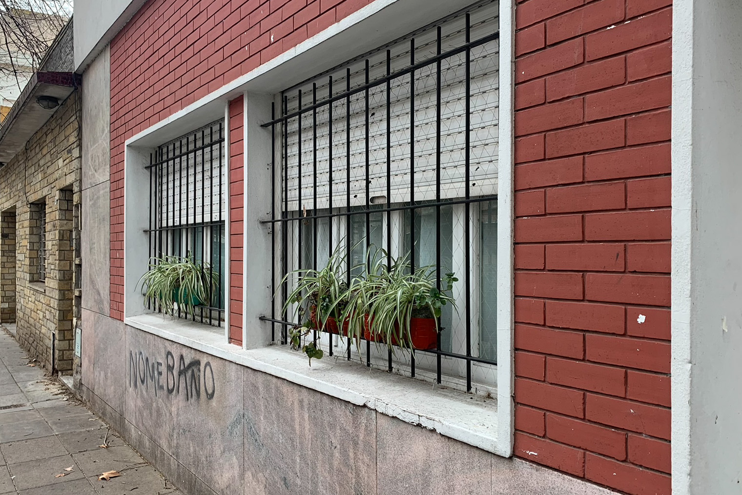 Решетки на окнах дома в Буэнос-Айресе