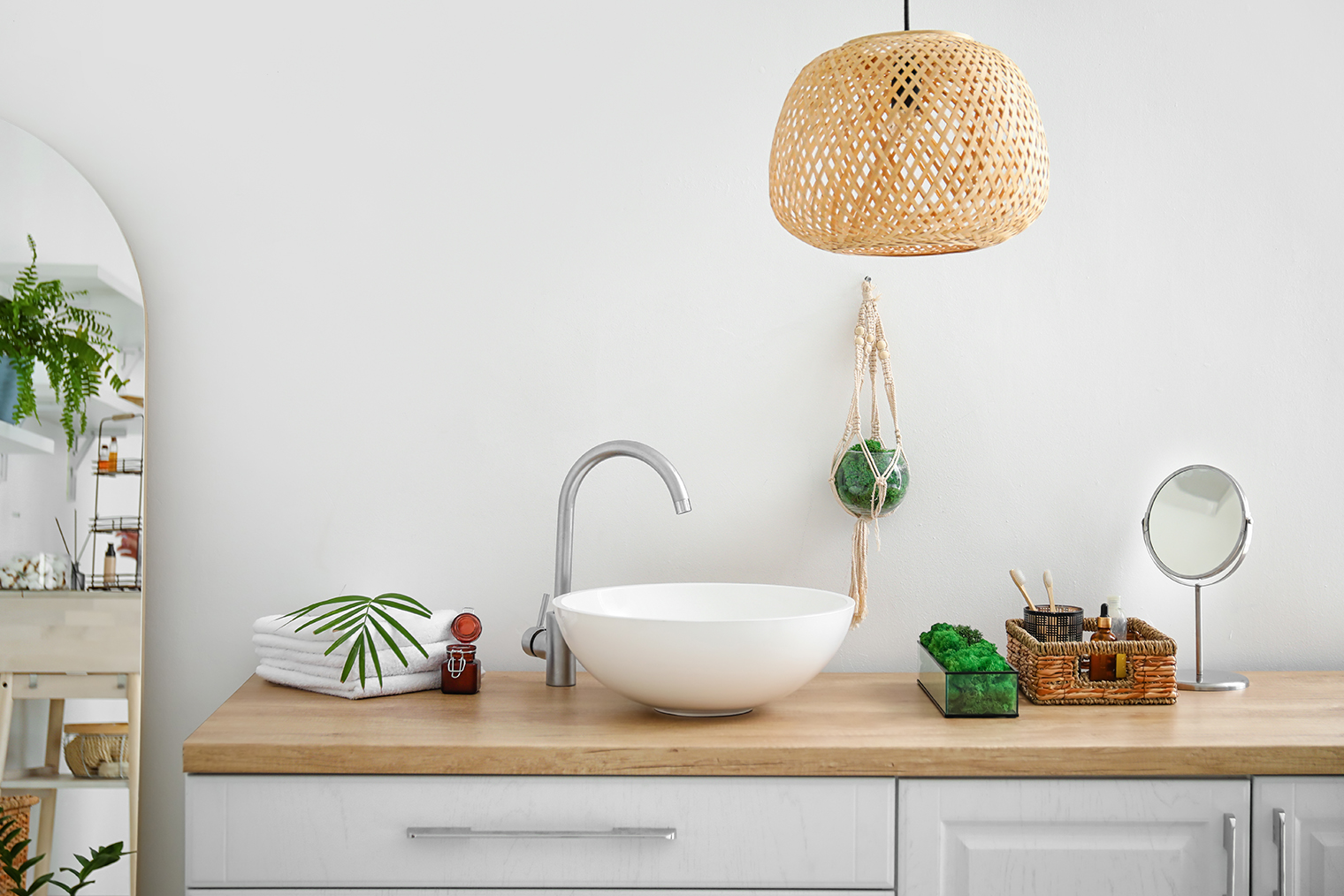 Добавьте в бохо⁠-⁠ванную плетеный декор. Фотография: Pixel⁠-⁠Shot / Shutterstock