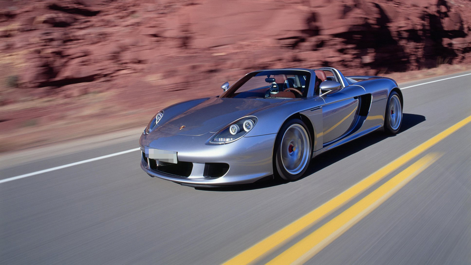 Характеристики Porsche Carrera GT на момент его выхода позволяли считать его гиперкаром. © porsche.com