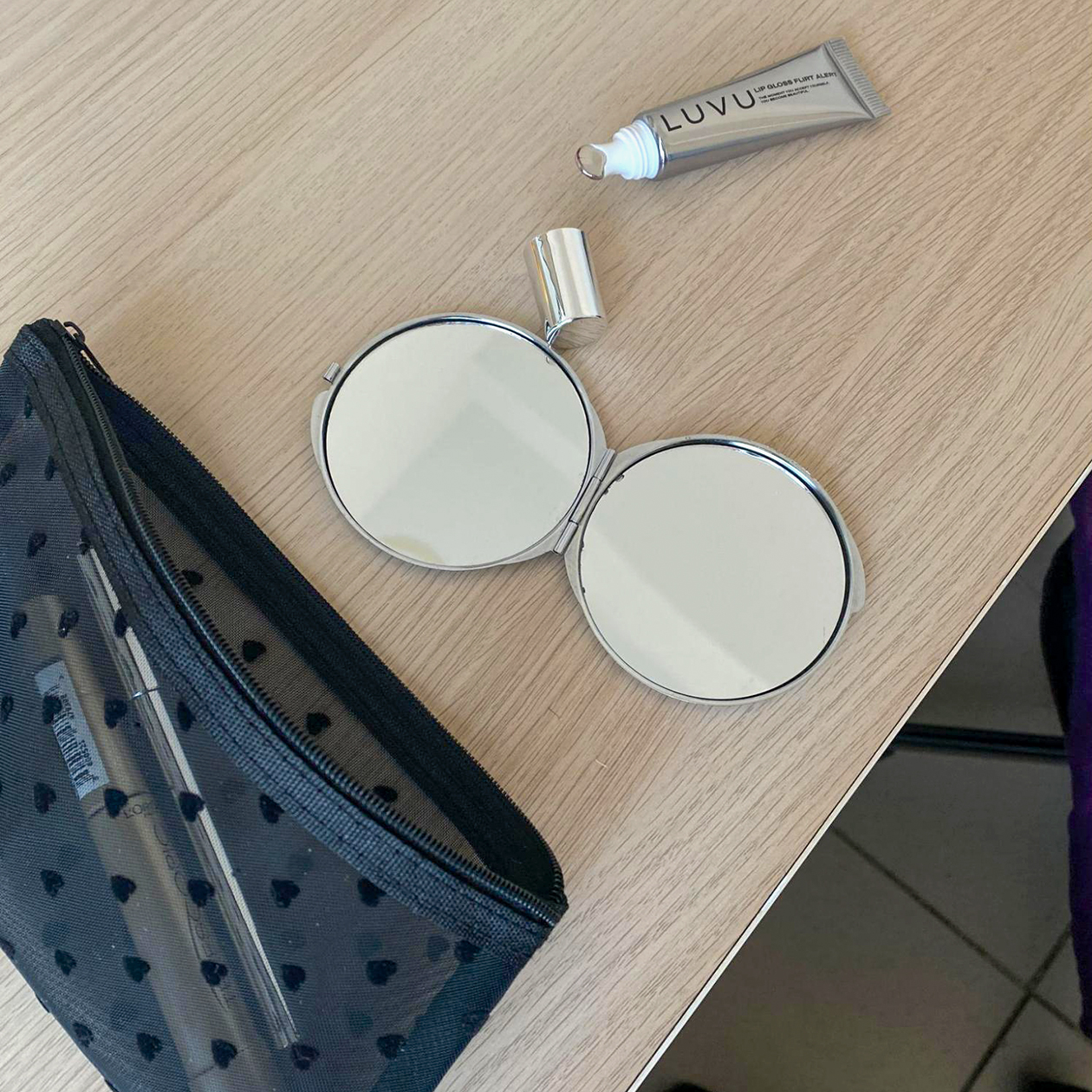 Мой постоянный набор: блеск и карандаш для губ Luvu, тушь для ресниц L’Oreal Telescopic и фломастер-подводка для глаз Art-Visage Cabaret