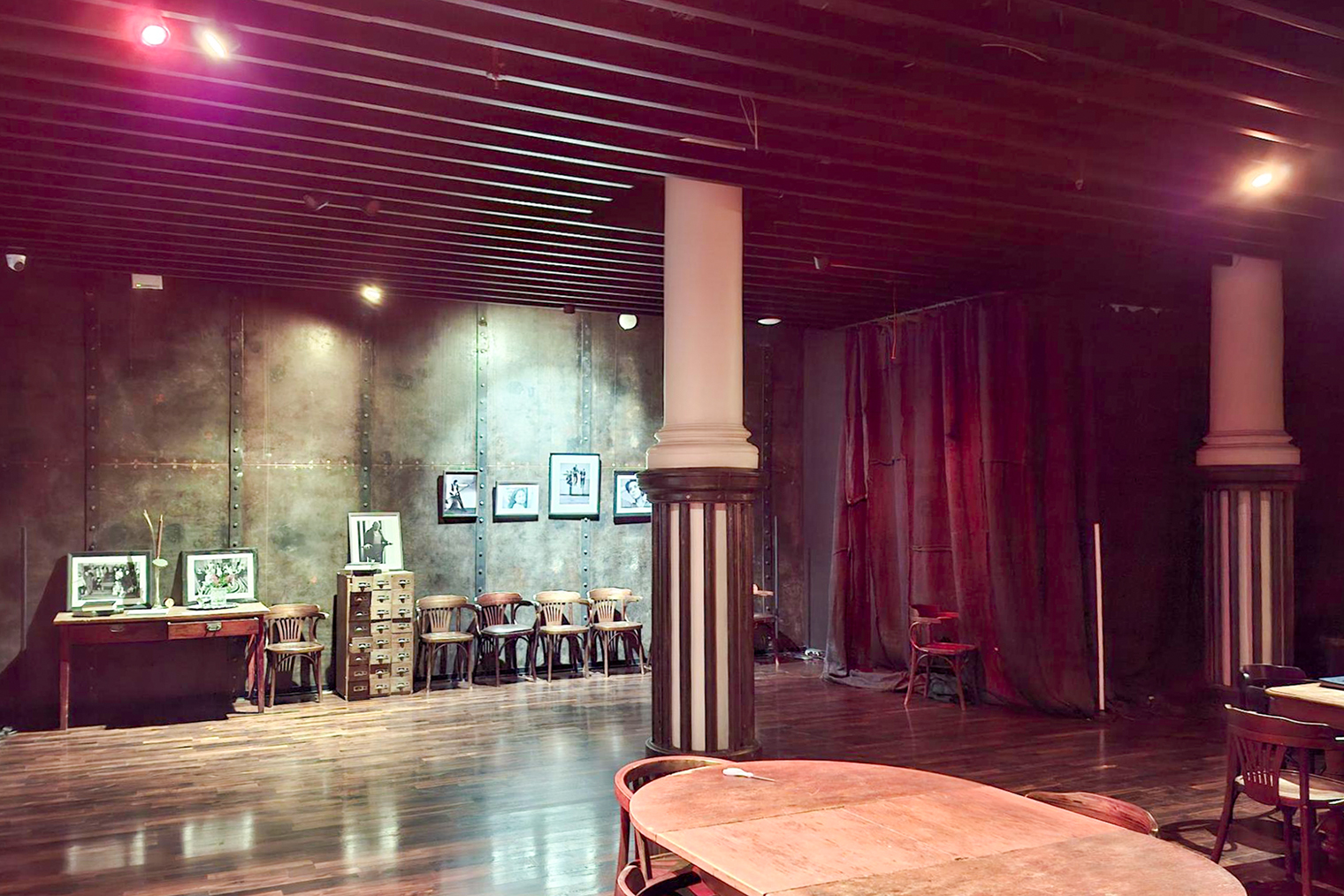 Мы сегодня поем не в основном зале, а жаль, он очень красивый. На выходе фоткаю проходное помещение с какой-то выставкой