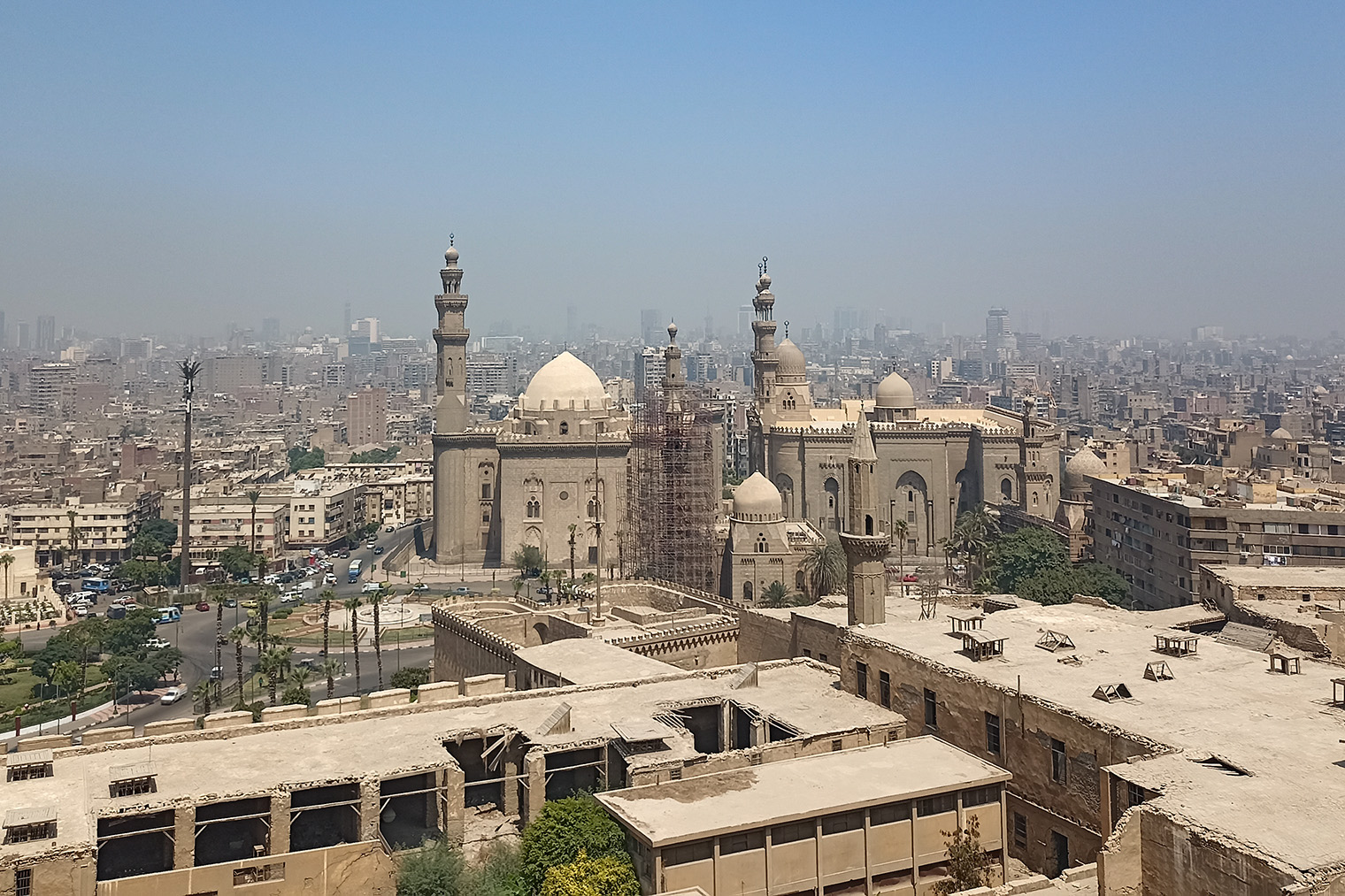 Рядом с мечетью есть обзорные террасы. С них хорошо видно центральный Каир — нагромождение серых высоток и исполинских мечетей