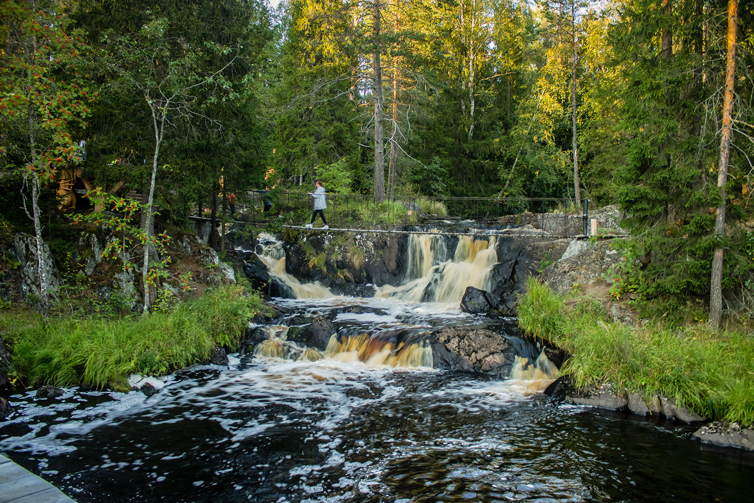 Для равнинного водопада Ахинкоски довольно бурный. Фотография: Valergun / Shutterstock / FOTODOM