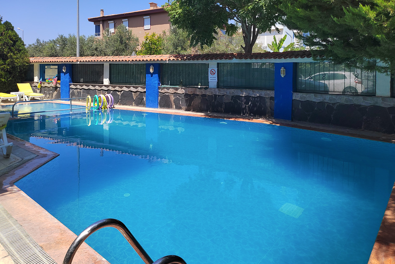 Бассейн в Marigold разделен на детскую и взрослую зоны, глубина — 0,7 и 1,4 м соответственно. Рядом были нудлыНудл — мягкая палка для бассейна, с помощью которой легко держаться на плаву. Нудлы используют, например, дети и те, кто занимается аквааэробикой — фитнесом в водеи шезлонги