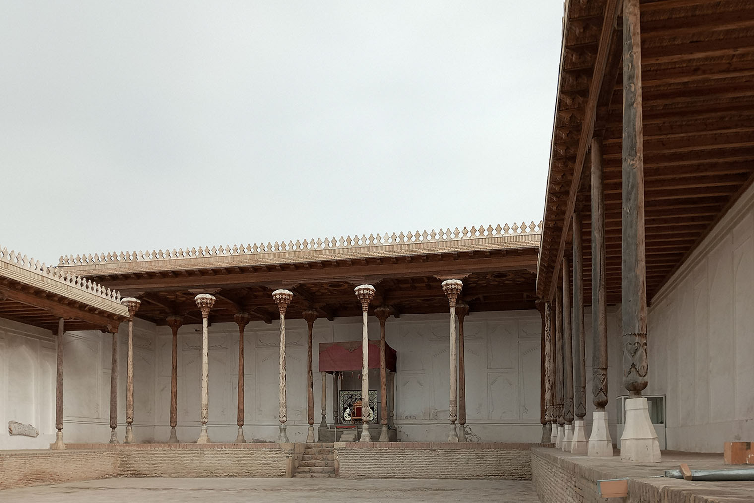 Тронный зал в Арке — это площадка под открытым небом, окруженная деревянной колоннадой