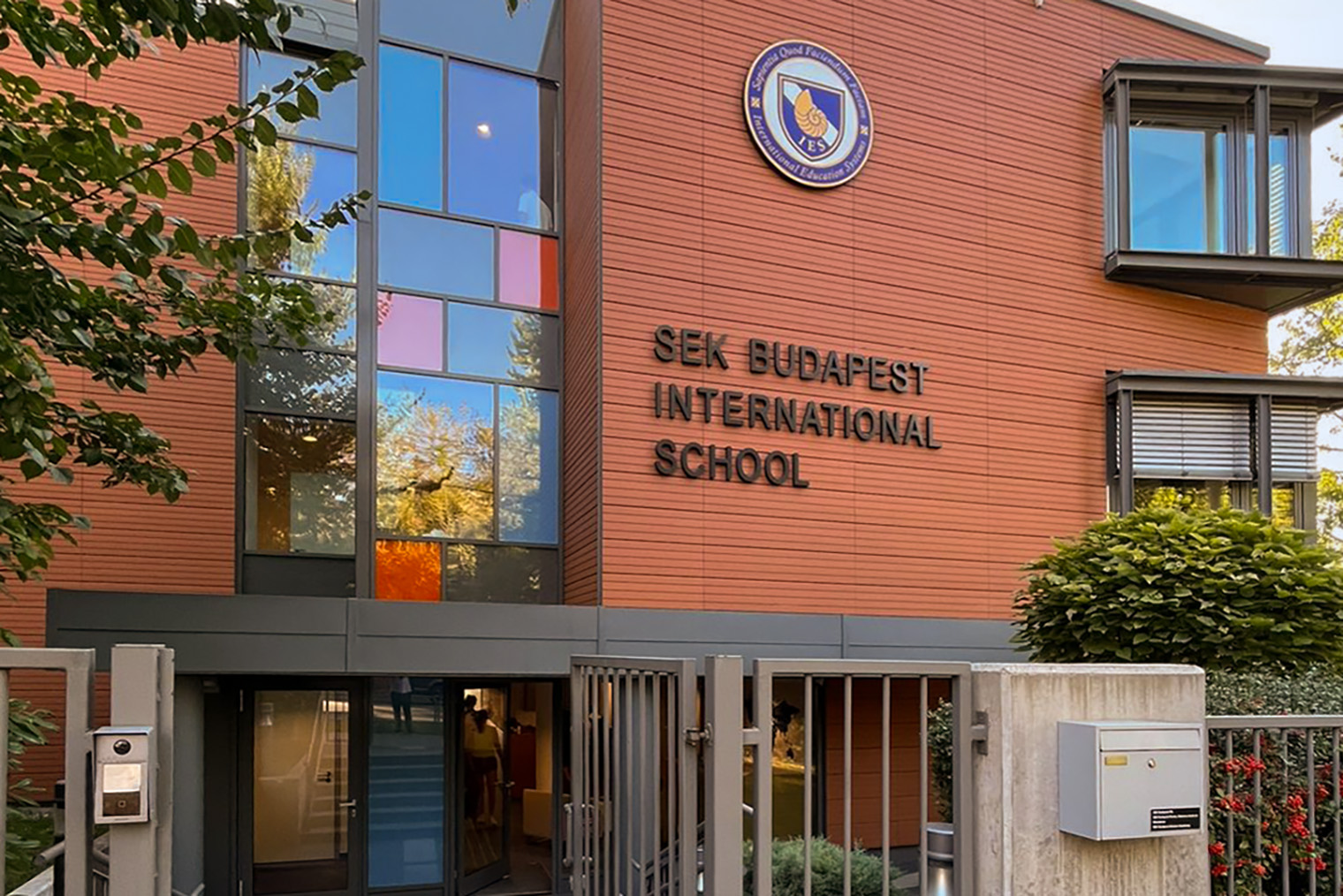 Международная школа SEK. Дети учатся на двух языках — английском и венгерском. Еще на территории школы есть садик для детей от трех лет