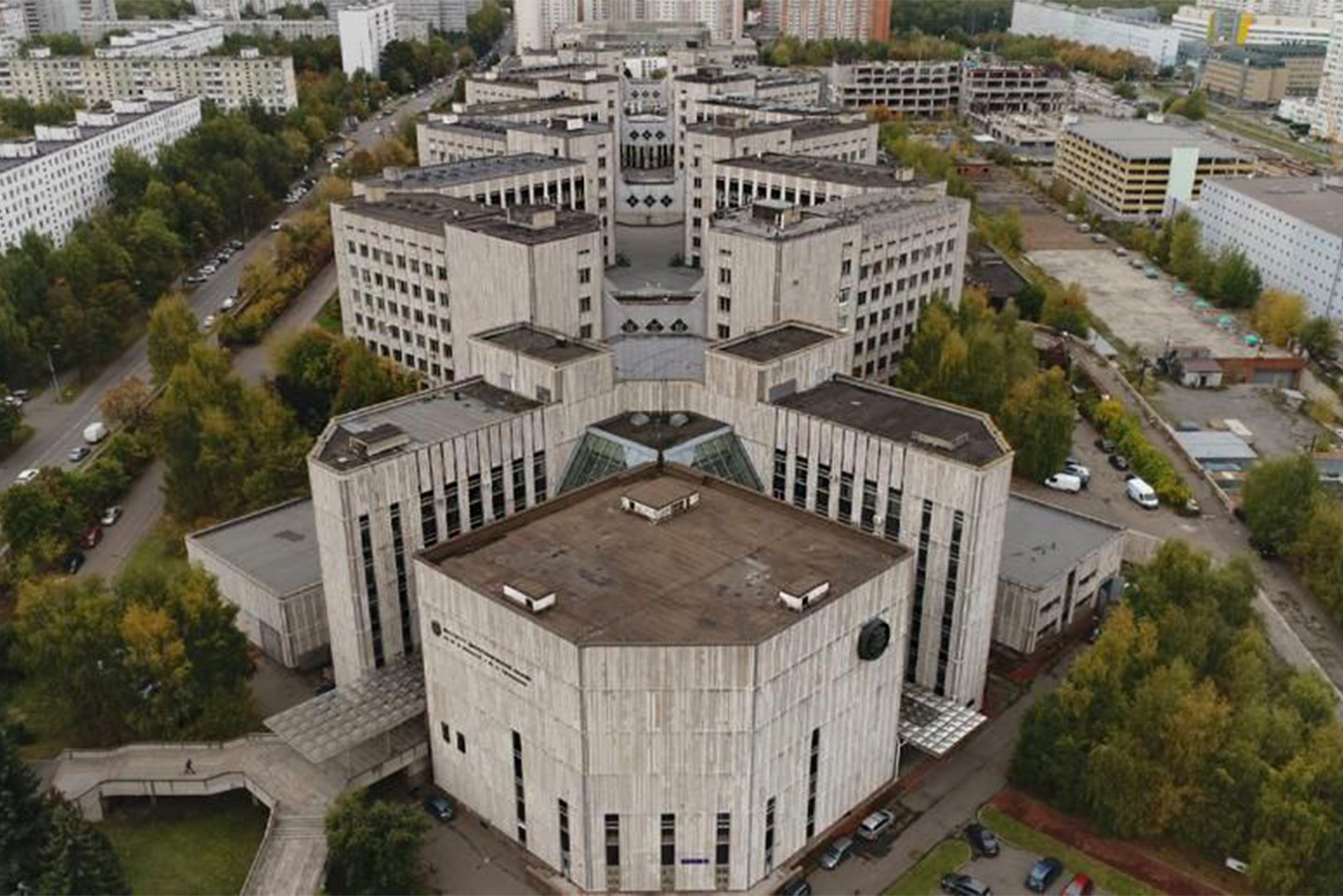 Архитекторы спроектировали здание института в форме спирали ДНК, но понять это можно, только посмотрев на него сверху. Источник: m.minobrnauki.gov.ru