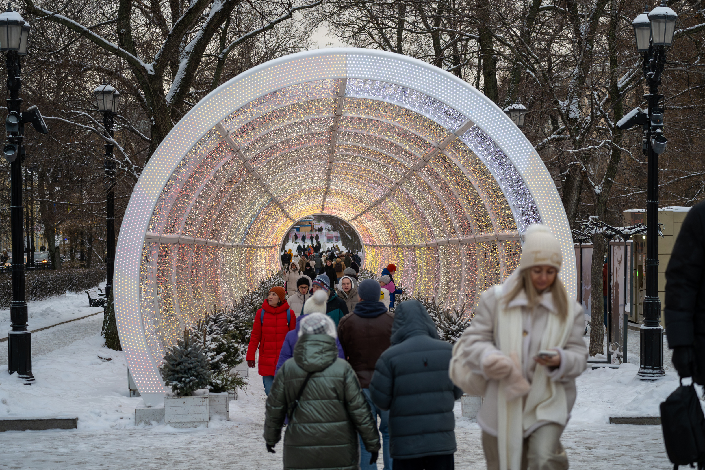 На Тверском бульваре — световой тоннель