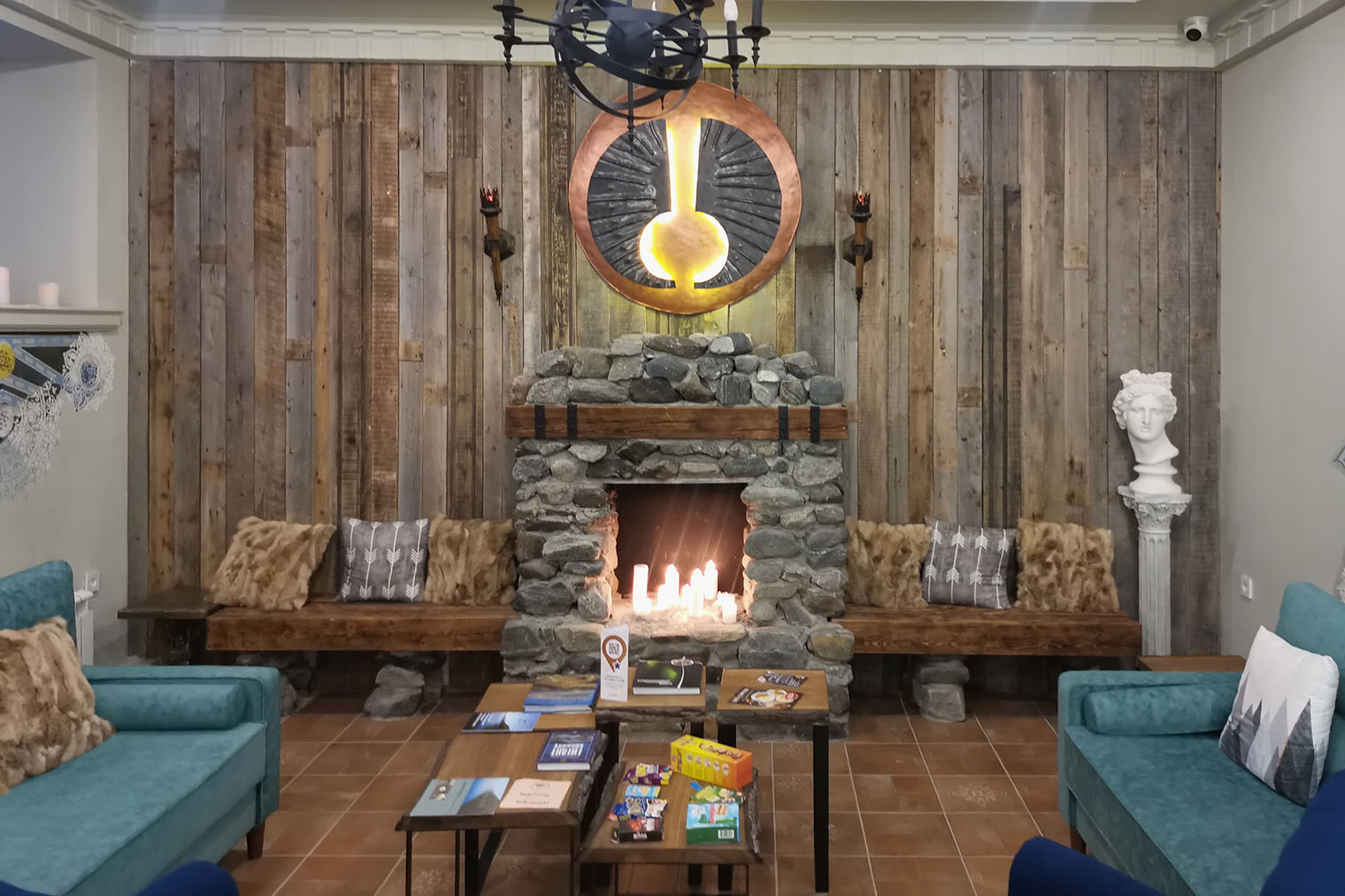 В холле «Гипербореи» можно собраться большой компанией и поиграть в настолки