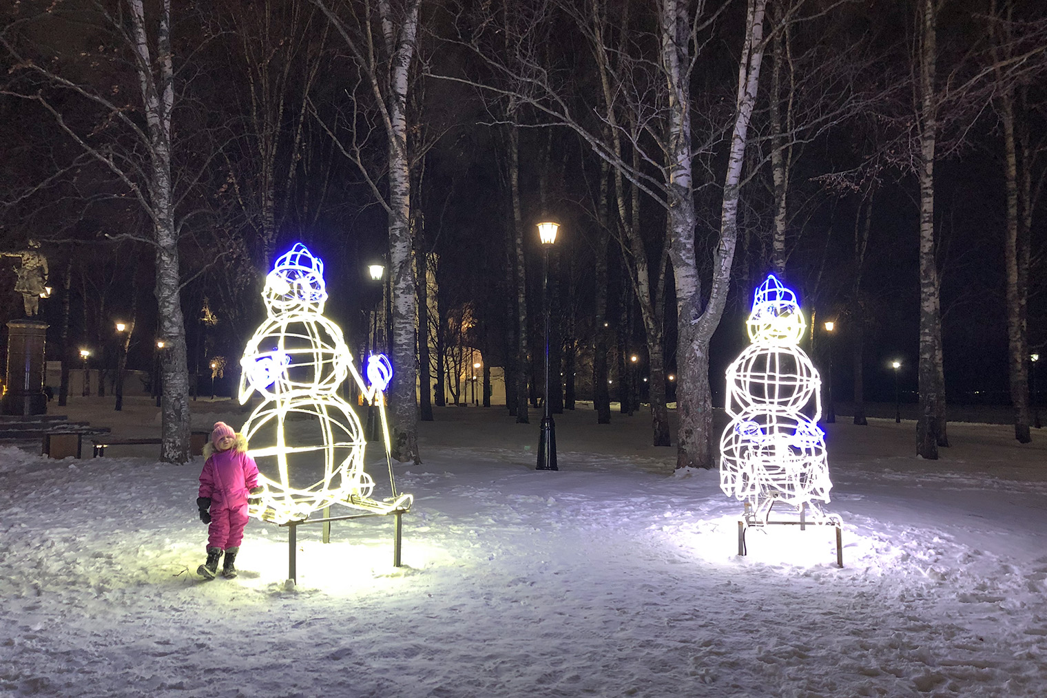 Снеговики на лыжах — под стать снеговикам из усадьбы Деда Мороза