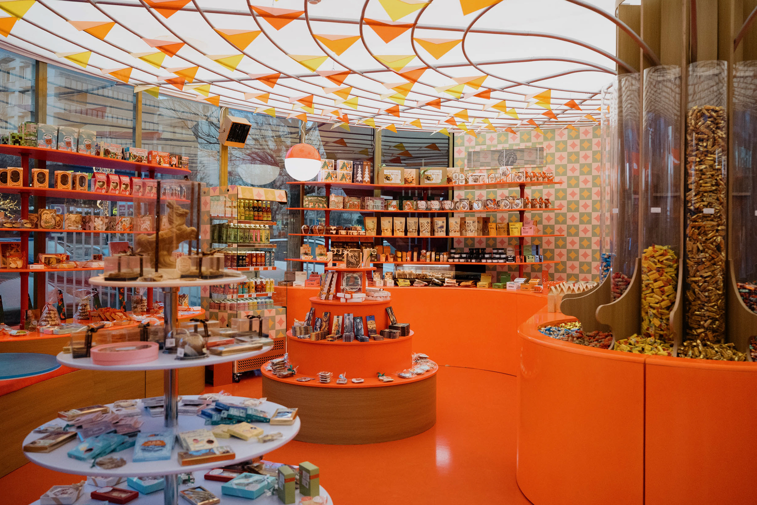 Самый популярный товар — шоколадные конфеты с разными начинками. А еще сырки на растительной основе, джемы разных вкусов, различные виды чая и кофе