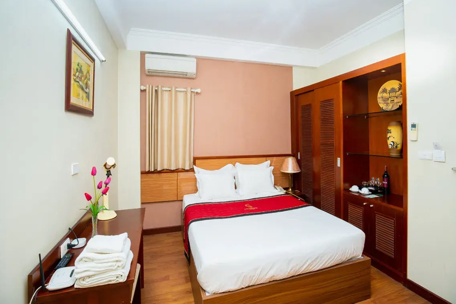 Так выглядит студия без окон в отеле. Зато есть занавеска, символизирующая окно. © trip.com