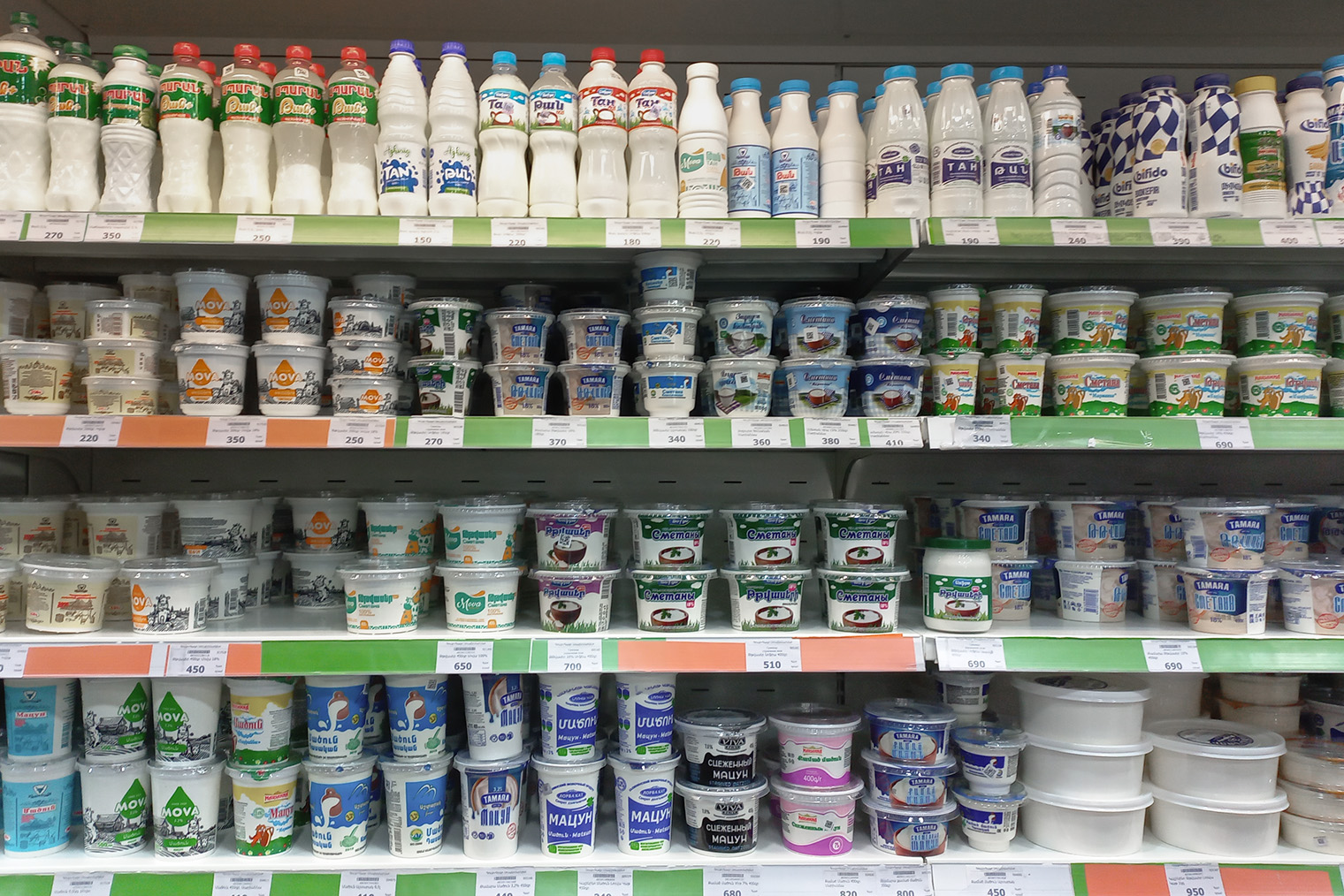 Раздел с кисломолочными продуктами в супермаркете